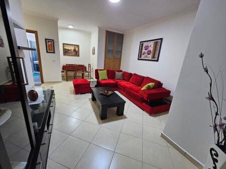 Tek Rruga E Kavajes Jepet Me Qira Apartament 2+1 I Mobiluar!