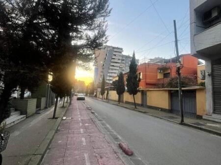 Shitet Dyqan Buzë Rruge – Shkolla “Partizani”