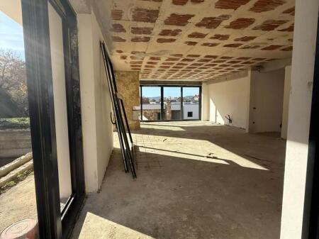 🏡 Vilë me Pishinë në Farkë – Shitje