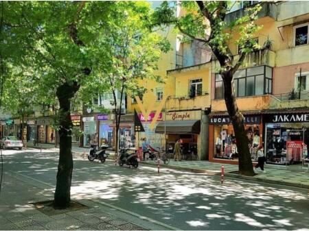 AFFITTASI NEGOZIO 35 M2 IN AFFITTO VIA MYSLYM SHYRI 1.000 EURO