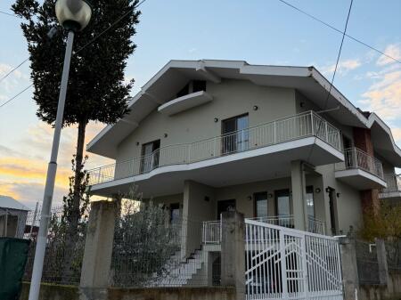 Shitet vile 3 kateshe me cati (me 2 hyrje)