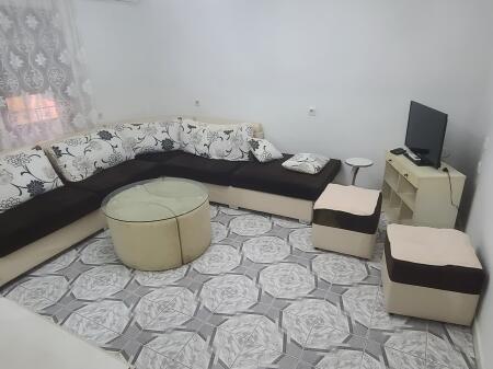 Jepet me qera apartament 2+1 te kompleksi “Xhura” në Porcelan!