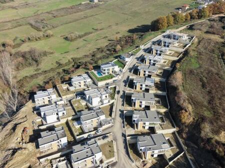 VILE ME PISHINE PER SHITJE NE FARKE