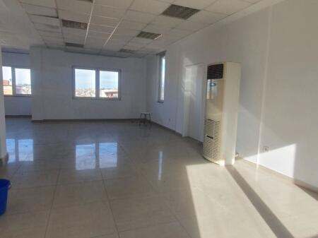 Si affitta edificio multifunzionale sul lato della strada principale.