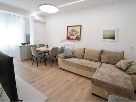 Jepet apartament me qira tek rruga Ferit Xhajko !