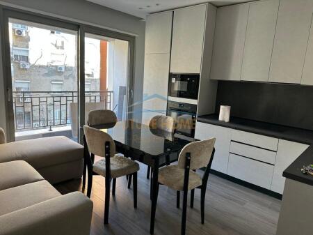 Qera, Apartament 2+1+Post parkimi, Pazari Ri, Tiranë.