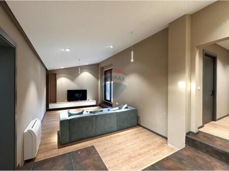 Shitet apartament 2+1 me verandë në Farkë