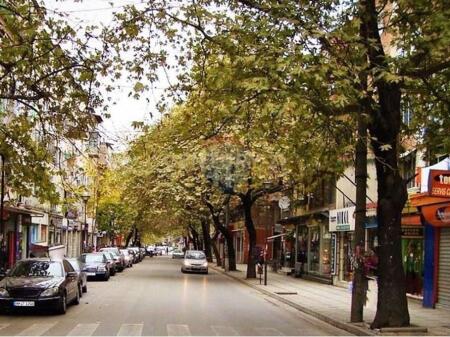 Dyqan per qira - Rruga Myslym Shyri !