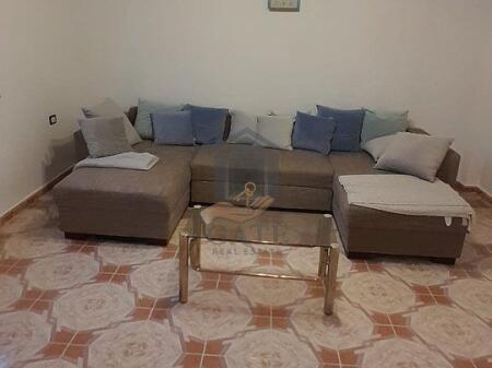 Jepet me qera kati i dytë i një shtëpie 2-katëshe, pranë Spitalit të Durrësit.