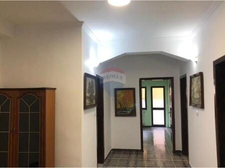 AMBIENT PER ZYRE, RRUGA E KAVAJES !