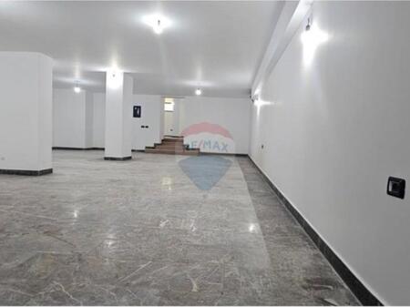 Ambient komercial për qira në zonën e Bllokut