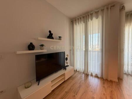 Ofrojme apartament komod per qira 2+1+2 tualete afer maternitetit te ri
