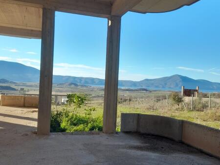 Shitet vilë 3-katëshe në Tragjas me pamje panoramike nga deti dhe mali