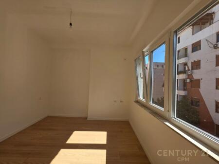 Shitet Apartament 1+1 – Rr. Margarita Tutulani (pranë Rrugës së Kosovarëve)