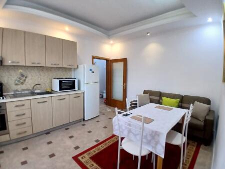 Jepet me qira 1+1 RRUGA E DURRESIT 500€