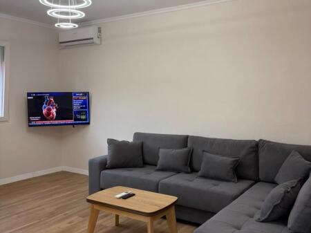 APARTAMENT 1+1 I RINOVUAR TOTALISHT – GATI PËR BANIM – MUNDËSI BLERJE ME KREDI