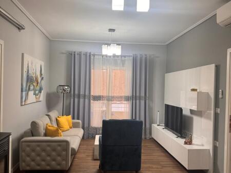 🏠Ne zonen e Rruges se Dibres prane Spitalit Amerikan 2,jepet me qera kati i  III-te i nje vile,2 +1,i mobiluar 55,000 Leke