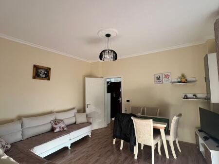 🏡 Jepet me qira Apartament 1+1 📍 Fresku, pranë stacionit të parë të autobusit, mbi pallatet e Tom Doshit 🏢 Kati 2 🛏️ 1 dhomë gjumi + sallon/kuzhinë 🌇 Orientim perëndim ❄️ Kondicioner (do të vendoset) 🚗 Parkim i lehtë në zonë  💶 Çmimi: 300 € / muaj