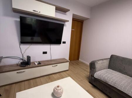 Jepet me qera apartament 2+1 prane qendreS te tregu Cam