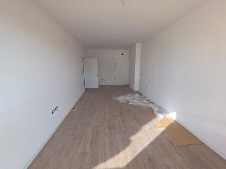 Stacioni Trenit Pran Unazes Se Vogel Shitet Apartament 1+1