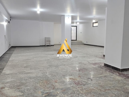 LOCALE COMMERCIALE IN AFFITTO – BLLOK, TIRANA  Posizione: Via Sami Frashëri, vicino a Farmaci Blloku  Affitto mensile: 300.000 lek  Superficie: 200 m²  Posizionamento strategico con facciata e ingresso diretto dalla strada principale garantisce al locale massima visibilità e alto flusso pedonale. Il locale si trova al piano -0,5, offre illuminazione naturale e accesso molto facile. Ha una superficie totale di 200 m², organizzata open space, rendendolo molto flessibile per ogni tipo di concetto commerciale. La proprietà è totalmente investita, con lavori di qualità, sistema di illuminazione funzionale, impianti elettrici e idraulici pronti, senza necessità di ulteriori investimenti.   Ideale per attività come: • Clinica medica o dentale • Centro estetico / SPA • Palestra o studio fitness • Ristorante / lounge / bar • Ufficio servizi o centro business • Showroom o attività commerciali premium   Vantaggi principali  Posizione premium nel cuore di Blloku  Visibilità e accesso diretto dalla strada principale  Spazio ampio e personalizzabile  Locale investito e pronto all'uso  Zona con alto traffico pedonale durante tutto il giorno  Investimento ideale per attività che cercano presenza e immagine   📞 Per maggiori informazioni o per organizzare una visita al locale, contattare: 