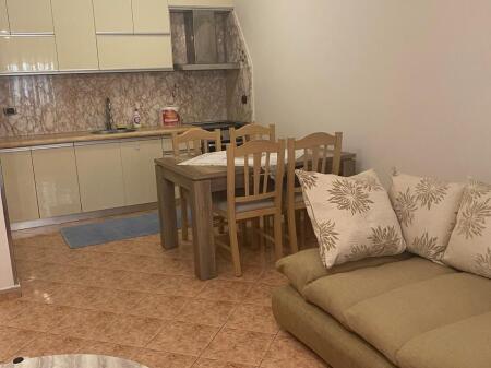 Jepet me qera 3+2 mobiluar rruga elbasanit 700 eu