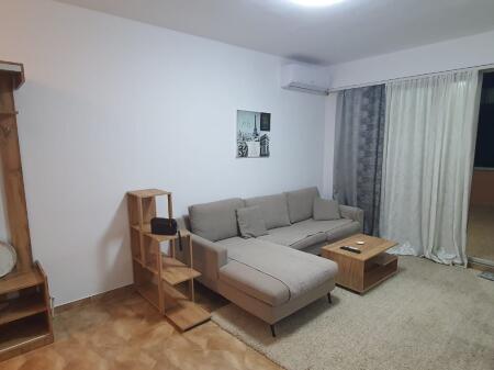 Jepet me qera apartament 1+1 tek Komuna e Parisit