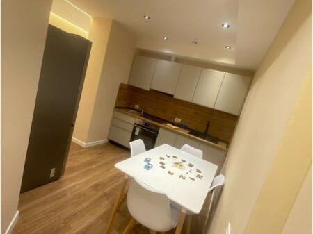 Jepet me Qira Apartament 1+1 – Rezidencë e Re, pranë Kafe Florës