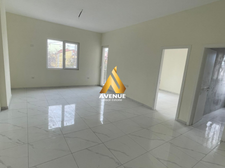 LOCALE IN AFFITTO – VIALE BLU, KAMËZ