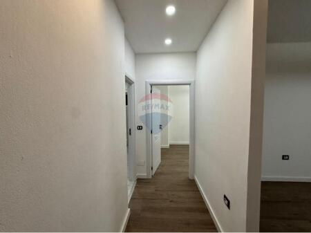 Shitet apartament 1+1–Komuna Parisit. !