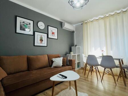 Jepet me qira apartament 1+1, Qender, Rruga e Barrikadave.