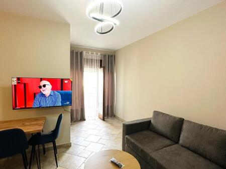 Qendër, jepet me qira apartament 1+1!