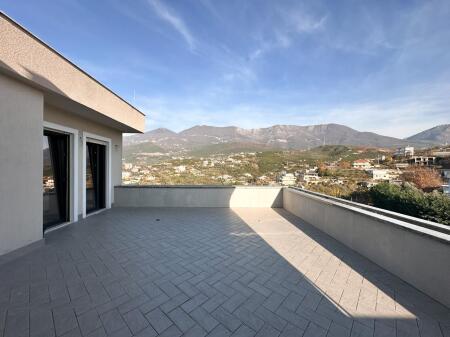 Appartamento 2+1 con veranda in vendita a Farkë