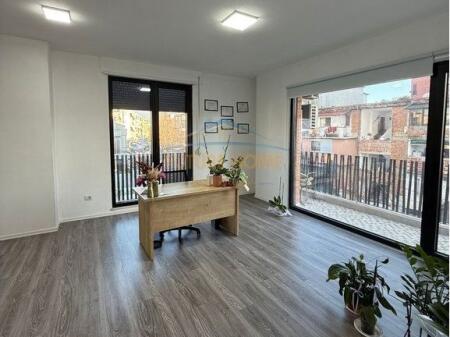 SHITET APARTAMENT 1+1+POST PARKIMI PAZARI I RI, RRUGA QEMAL STAFA