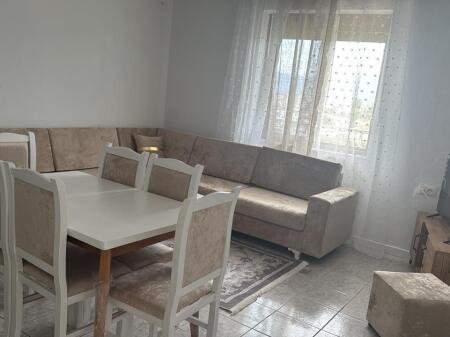 Jepet me qira hyrje 2+1 në Kashar pranë Burger Ija!