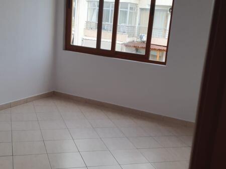 Jepet me qera apartamenti 2+1 ,Misto Mame , prane grand gallery Cmimi: 350 mije leke