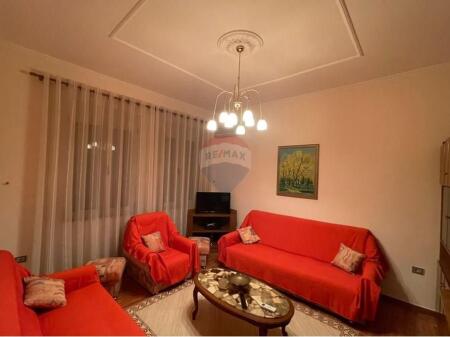 Ofrohet per qira apartament 1+1 ne qender