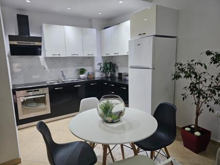 Apartament 1+1 me Qera Afatgjate - ne fillim te Lungomares, Vlore