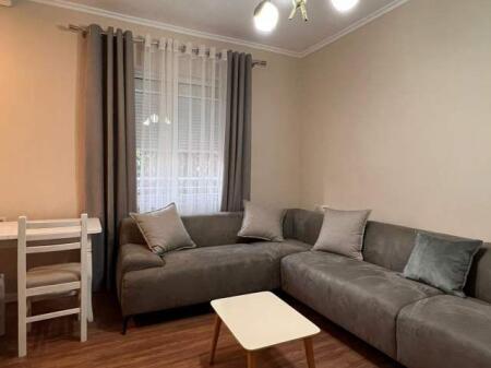 🏢Rruga Fortuzi ,pak minuta  larg Hotel Confort, jepet me qera apartament 2+1i mobiluar. 700 Euro