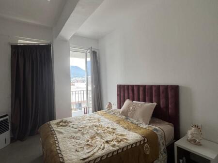 Jepet me qira një apartament 2+1në zonën e Rruges 5 Maj te pallatet e bashkise 430mije leke