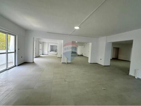 Zyrë - Për Qira - Rruga Dritan Hoxha, Tiranë