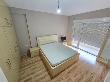 Jepet apartament me qera 2+1 pjeserisht i mobiluar tek Favina