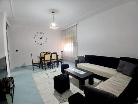 Jepet me qera 3+2 mobiluar mine peza 75000 lek e