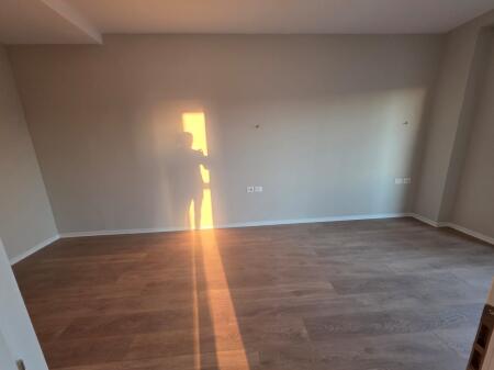 🏢 Jepet me qira ambient për zyra – Rruga e Kavajës!!