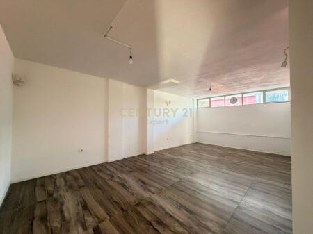 AFFITTASI VILLA SU 4 PIANI VICINO AL GLOBE CENTER !!!! 3.500 € /Mese Sup. Totale 614m2