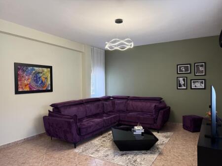 🏠Kodra e Priftit,Rruga Paro Kita jepet me qera katin e 3 –te te nje vile, 2+1+2,i mobiluar. 55,000Leke