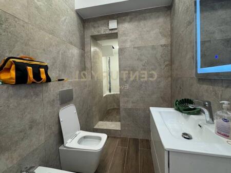 JAPIM AMBIENT KOMERCIAL ME QIRA PRANE SQUARE 21