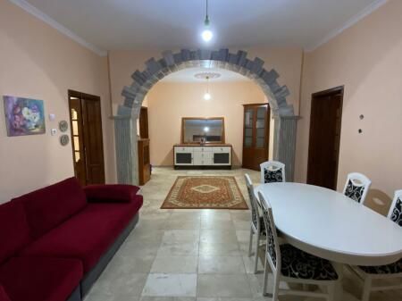 Kat 1 i nje vile me qera prane 3shit