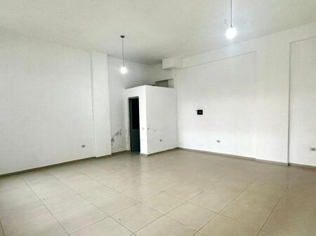 Dyqan Shitje në Yzberisht, Tiranë