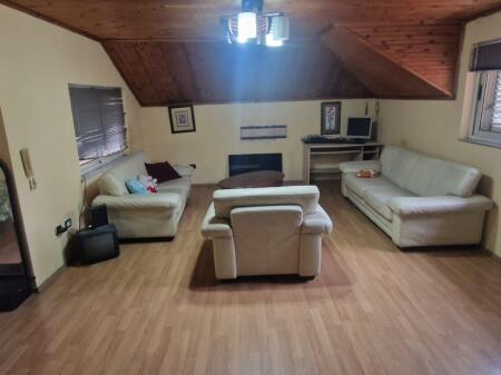 Jepet me qera vile 2-kateshe te Brryli.